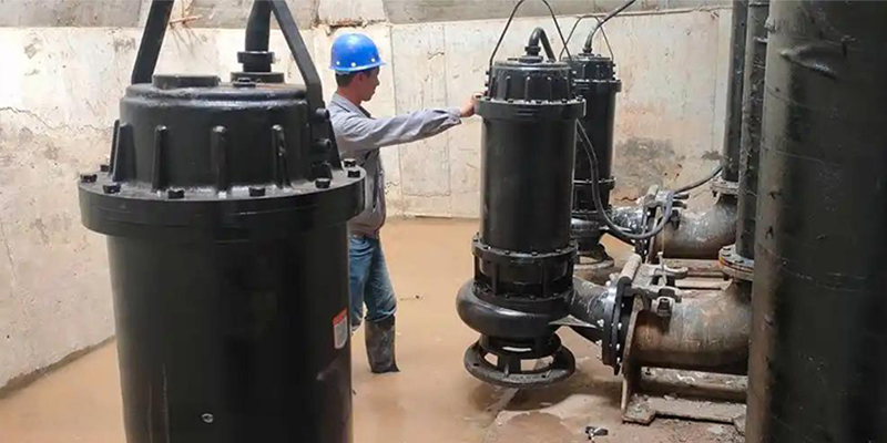 في موقع مضخة مياه الصرف الصحي